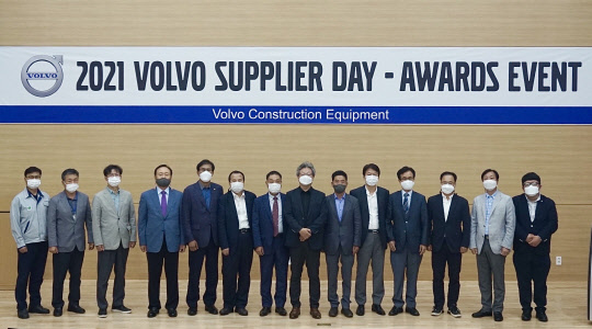 지난 18일 경남 창원공장에서 개최한 '2021 볼보 협력사의 날' 행사에서 신동인(오른쪽에서 일곱번째) 볼보건설기계 아시아-퍼시픽 지역 구매 부문 부사장이 우수 협력사 대표이사들과 기념촬영을 하고 있다. <볼보그룹코리아 제공>